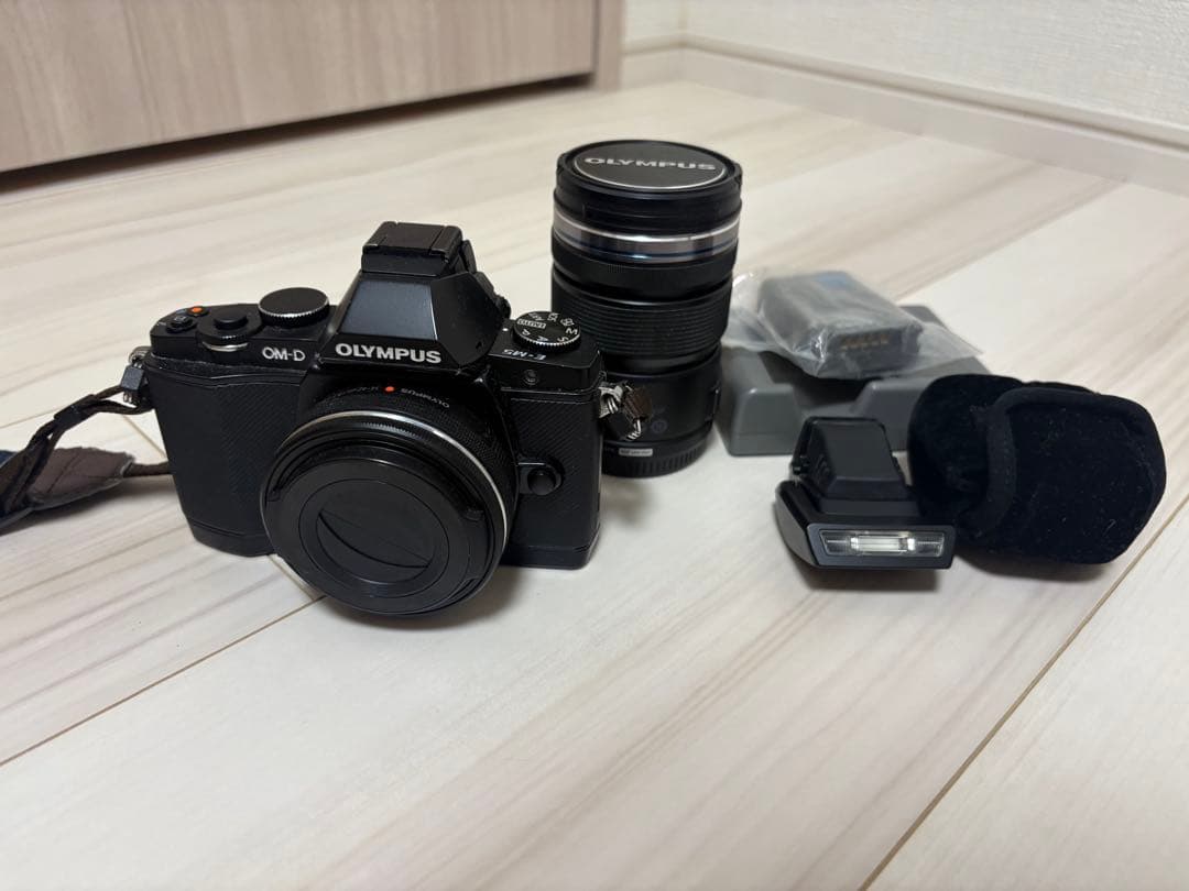 OLYMPUS OM-D EM1ミラーレス一眼カメラ（レンズ2本バッテリー2つ）