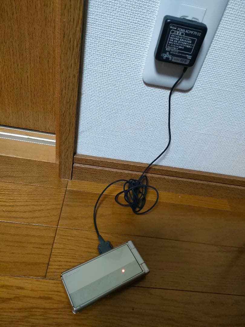 docomo P-01E シャインゴールド 本体　充電ケーブルつき