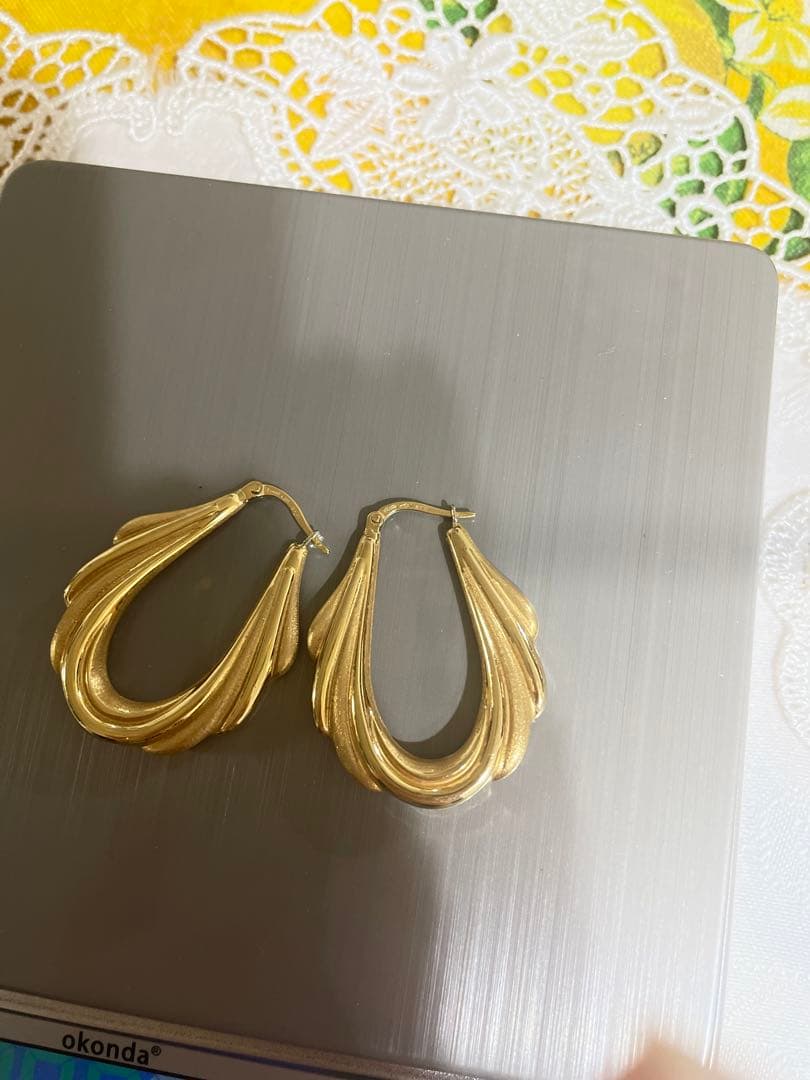 ウノアエレ　k18 750 ゴールド デザイン ピアス 大　フープ