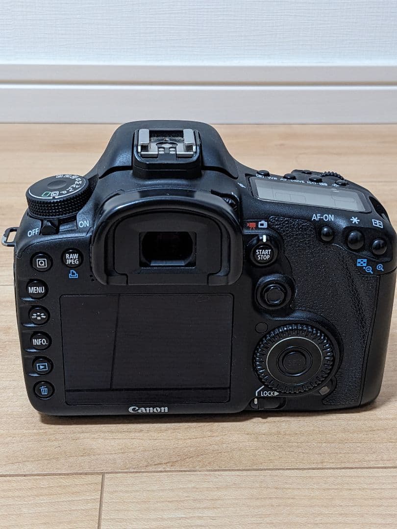 Canon EOS 7D ボディ　バッテリー3個・充電器・CF付き