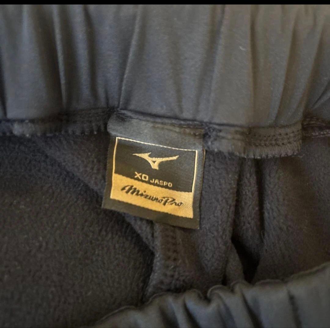 MizunoPro ホワイトフード付きジャケットとブラックトレーニングパンツ