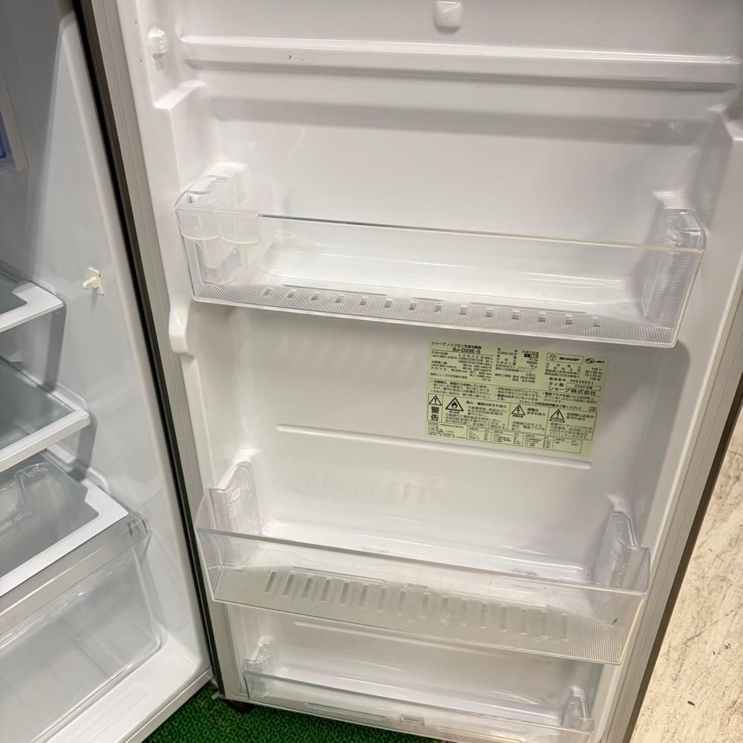 683 SHARP中型　冷蔵庫　小型　200L強　小型　一人暮らし　右開き2ドア