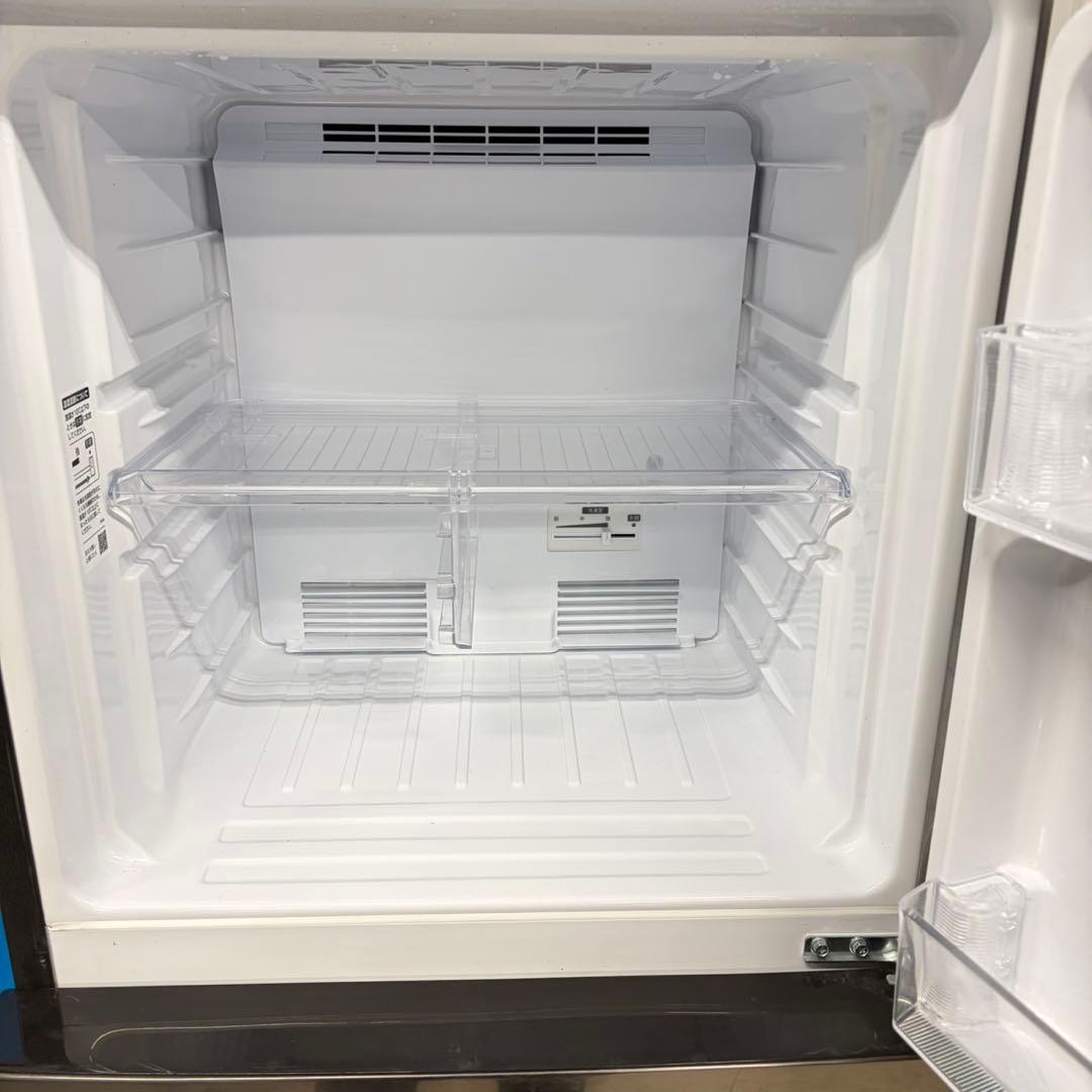 683 SHARP中型　冷蔵庫　小型　200L強　小型　一人暮らし　右開き2ドア