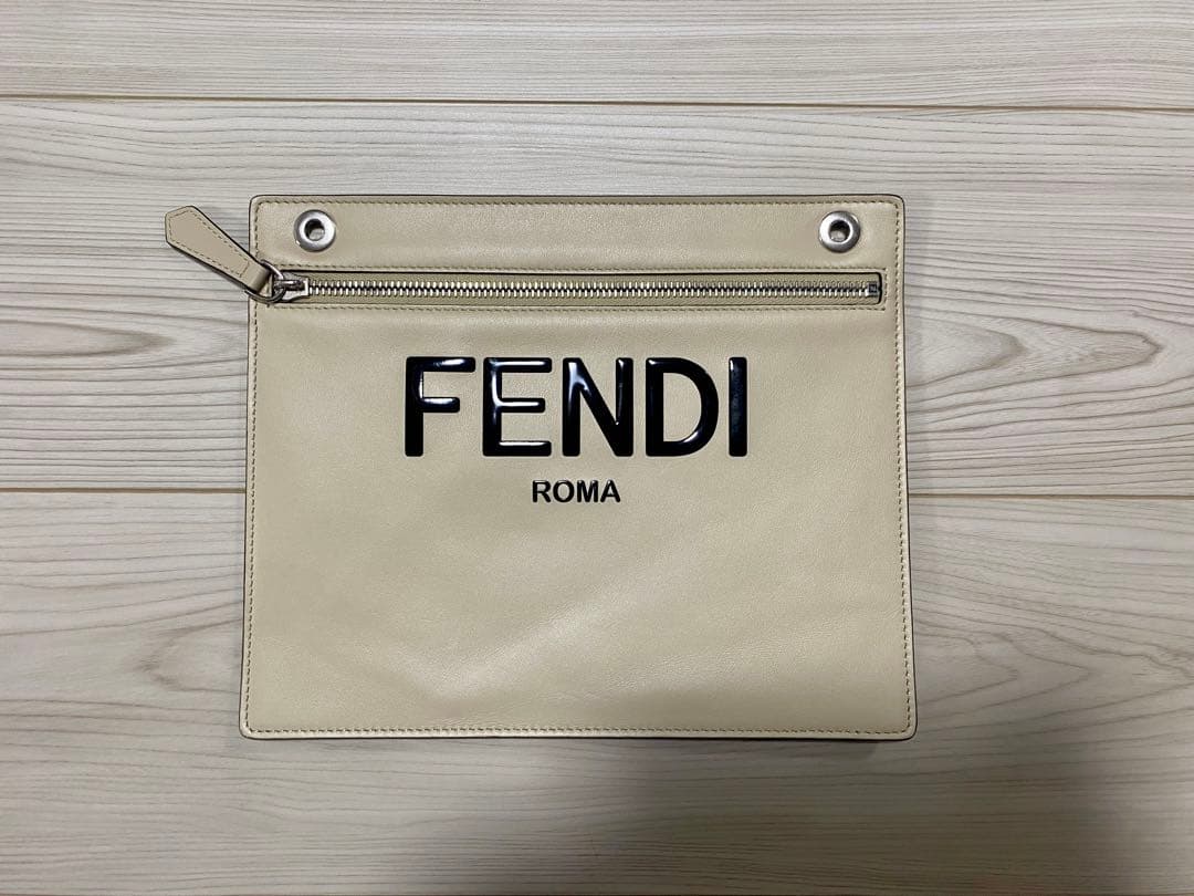 定価58.3万円 フェンディ ピーカブー ISeeU ミディアム　レザーバッグ