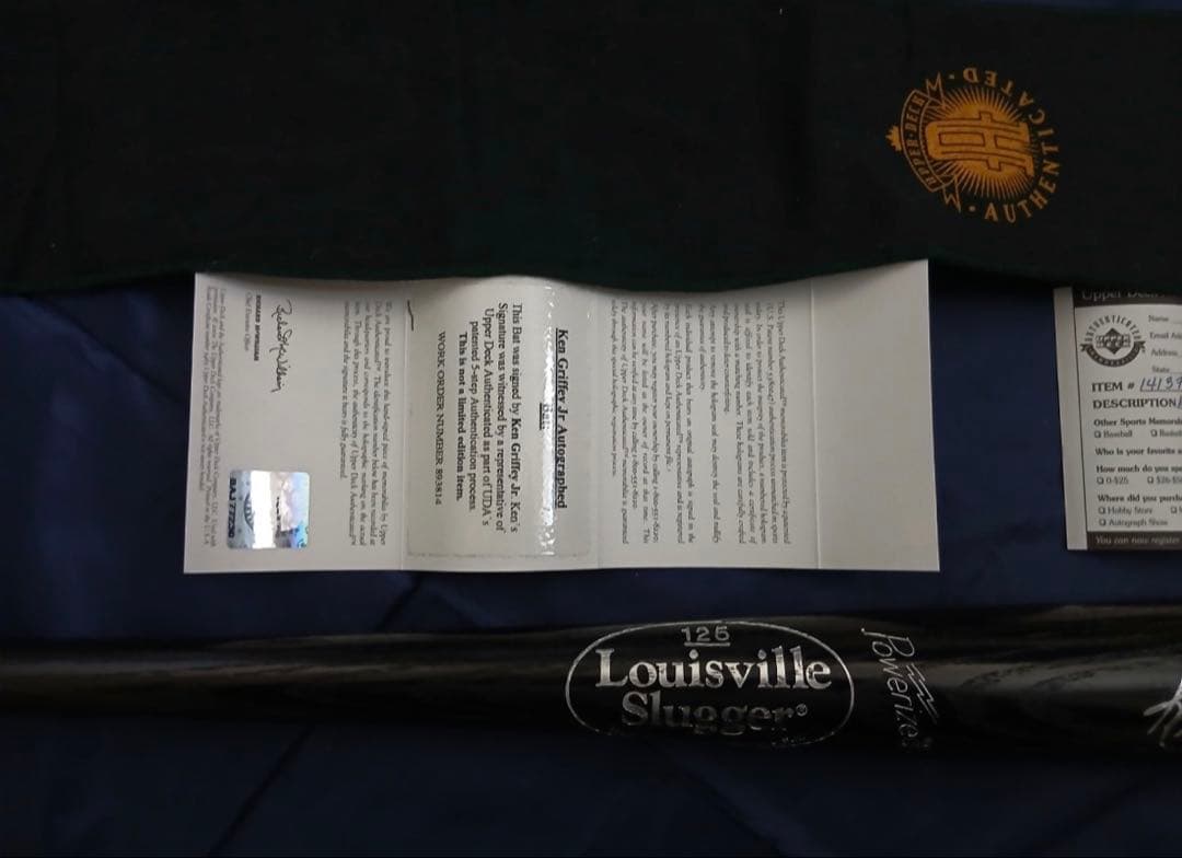 ケン・グリフィーJr 直筆サインバット　MLB の認証付き