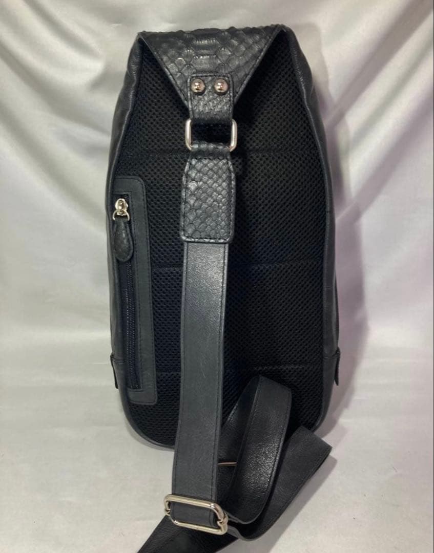 本物パイソンスキンxブライドルレザー使用のボディバッグ
