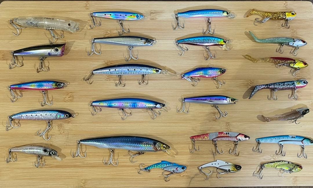 青物シーバス　ルアーまとめ売り　メイホウケース、ダイワバッグ付［中古］