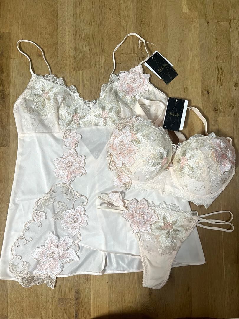 Salute86グループ　キャミソール、ブラショーツセット