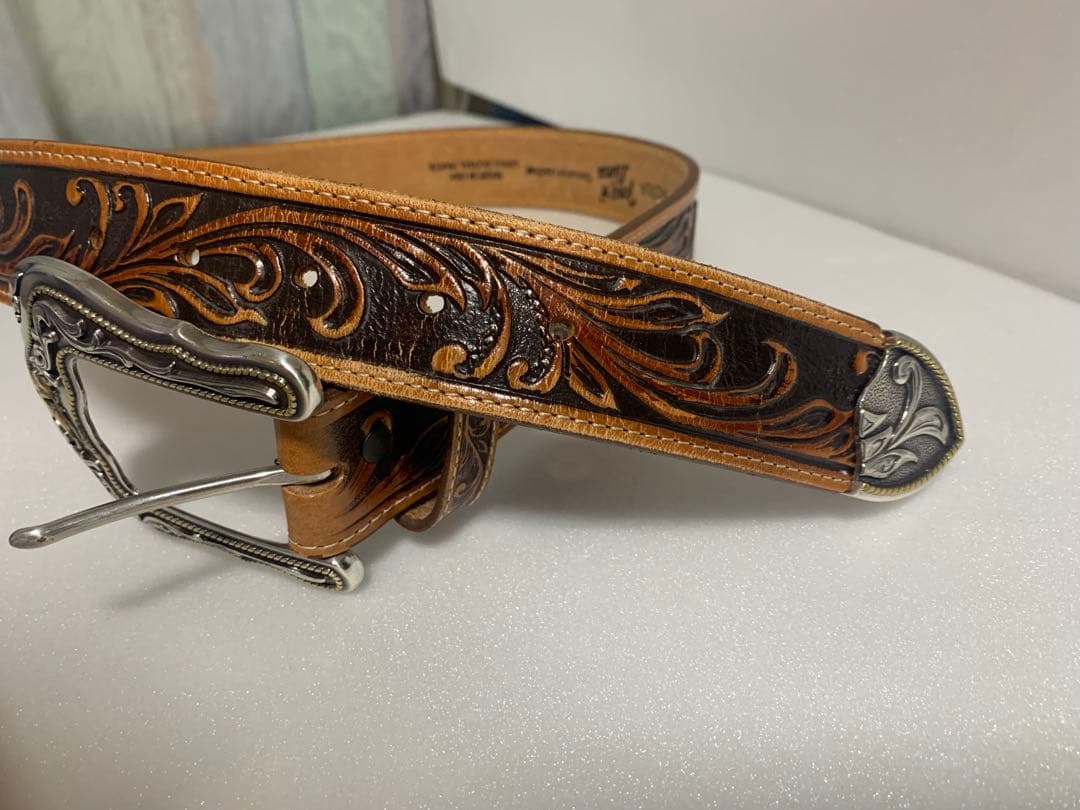 トニーラマ　カービング ウェスタンベルト　サドルレザー　貴重なアメリカ製