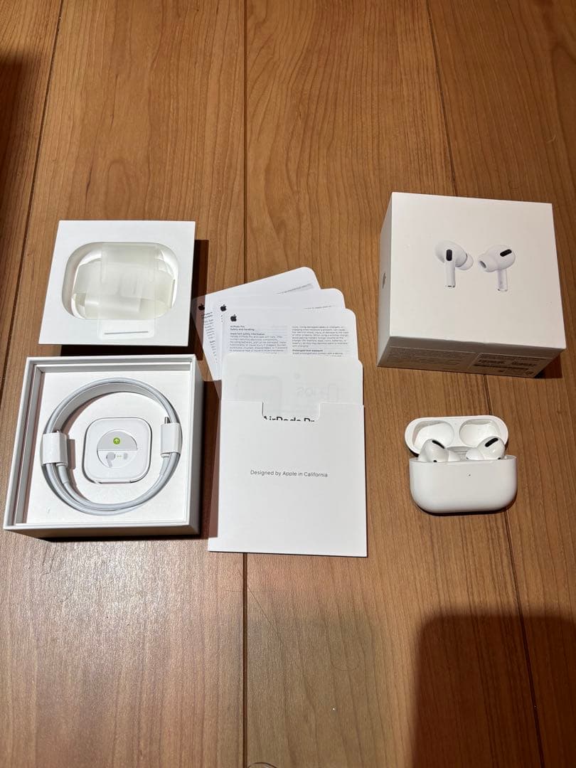 AirPods Pro 本体と充電ケース