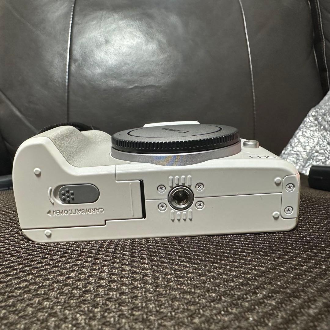 【匿名配送】Canon EOS Kiss M ホワイト 15-45mmレンズ