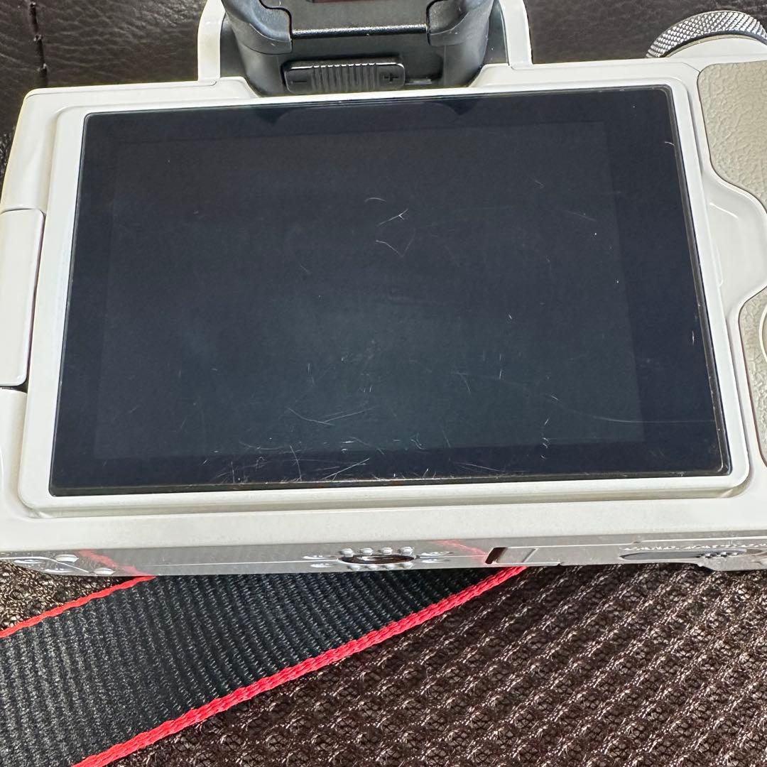 【匿名配送】Canon EOS Kiss M ホワイト 15-45mmレンズ