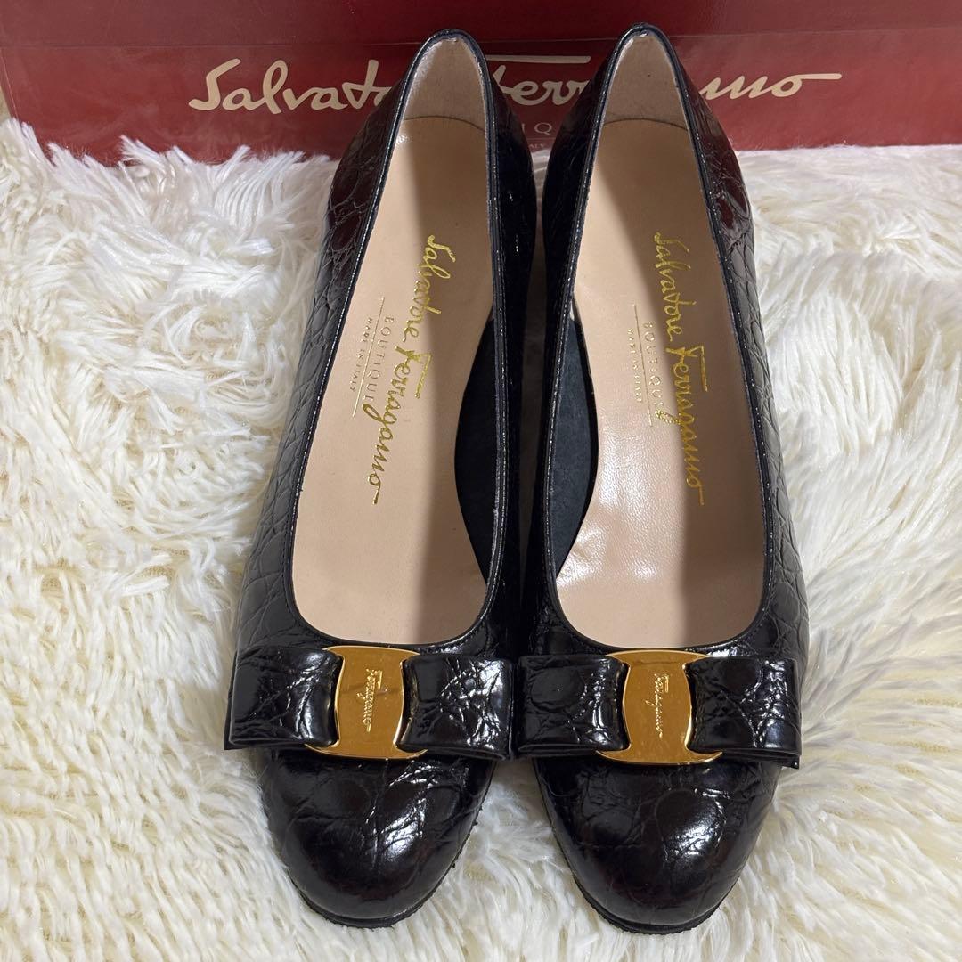 【美品】フェラガモ パンプス　ヴァラ　リボン　型押し　黒　6C