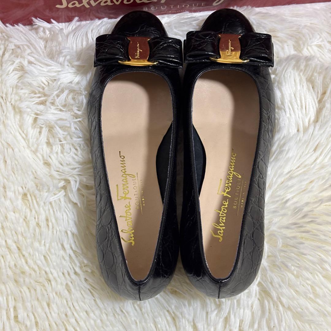 【美品】フェラガモ パンプス　ヴァラ　リボン　型押し　黒　6C