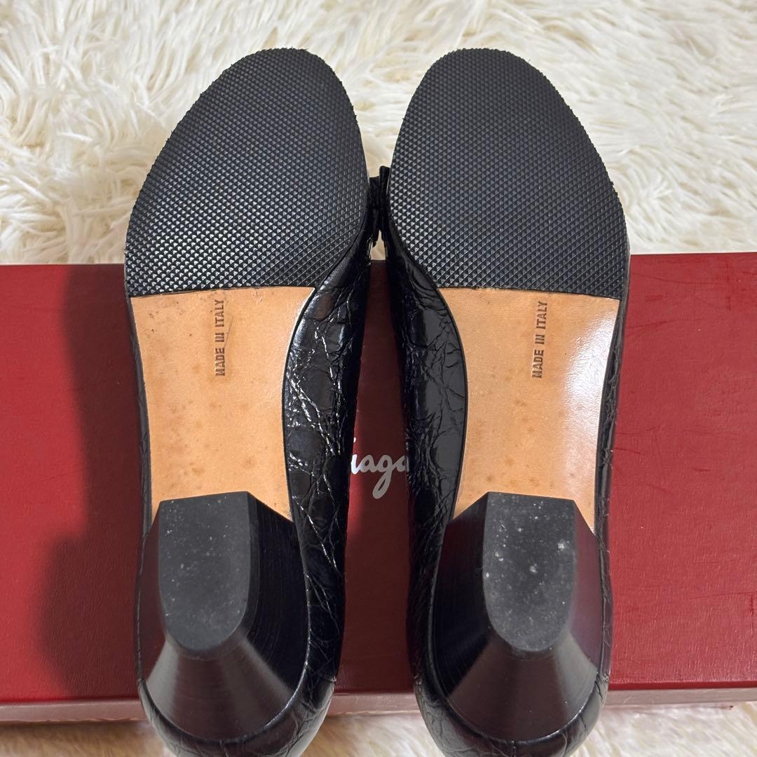 【美品】フェラガモ パンプス　ヴァラ　リボン　型押し　黒　6C