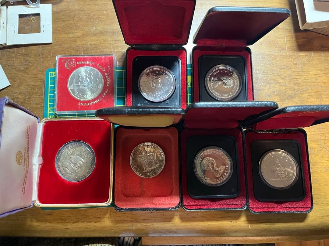 ケース入りの銀貨セット