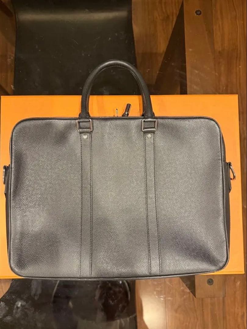 mobルイヴィトン タイガ　ポルト ドキュマン・ヴォワヤージュ　ブラック