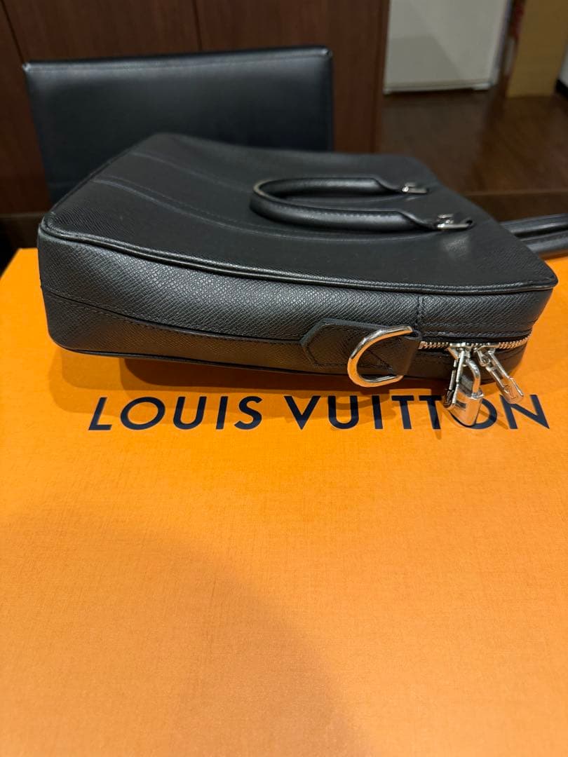 mobルイヴィトン タイガ　ポルト ドキュマン・ヴォワヤージュ　ブラック