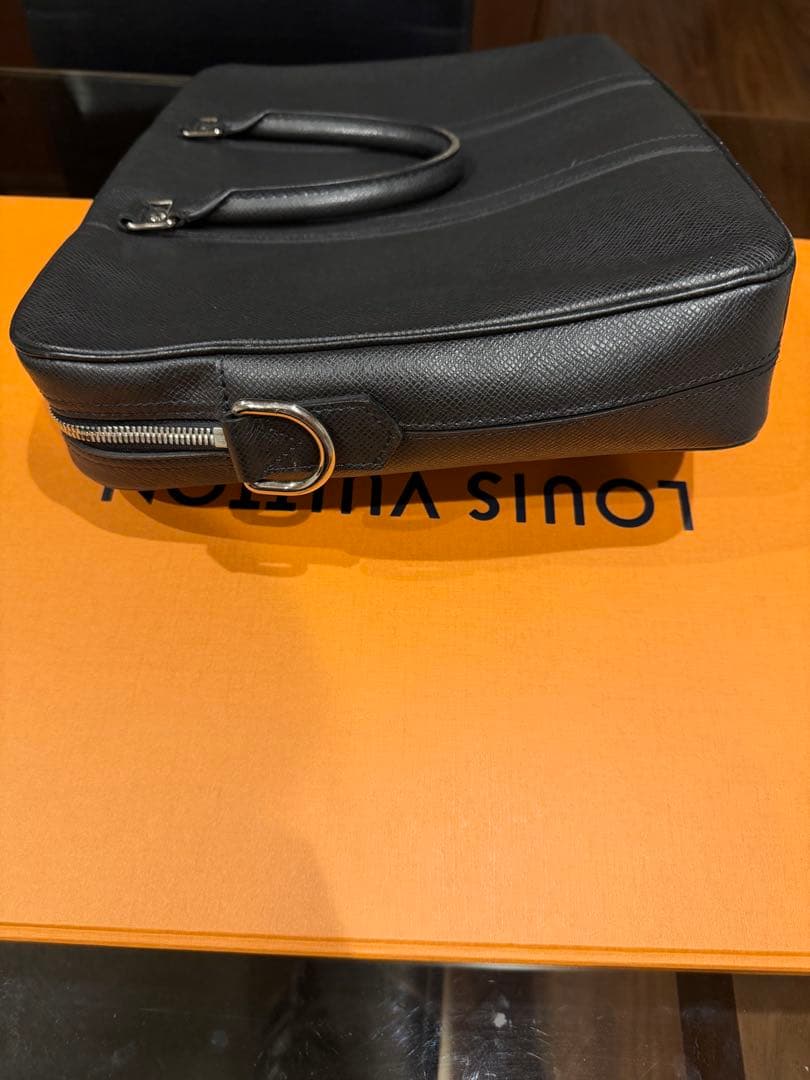 mobルイヴィトン タイガ　ポルト ドキュマン・ヴォワヤージュ　ブラック