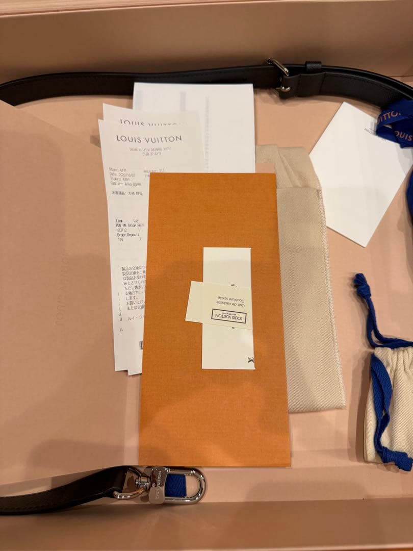 mobルイヴィトン タイガ　ポルト ドキュマン・ヴォワヤージュ　ブラック