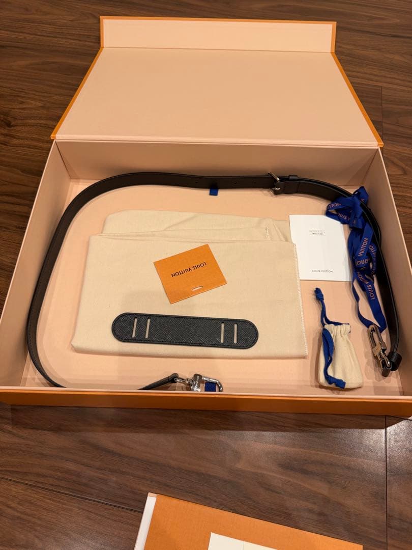 mobルイヴィトン タイガ　ポルト ドキュマン・ヴォワヤージュ　ブラック