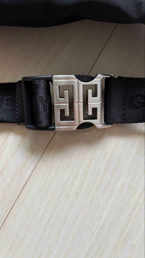 GIVENCHY エッセンシャル U ボディバッグ ブラック