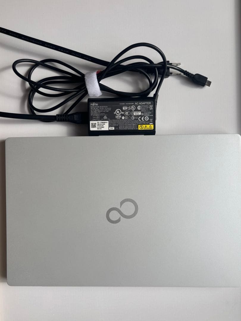 富士通 LIFEBOOK UH09/E3 Core i7 8GB 超軽量 本体
