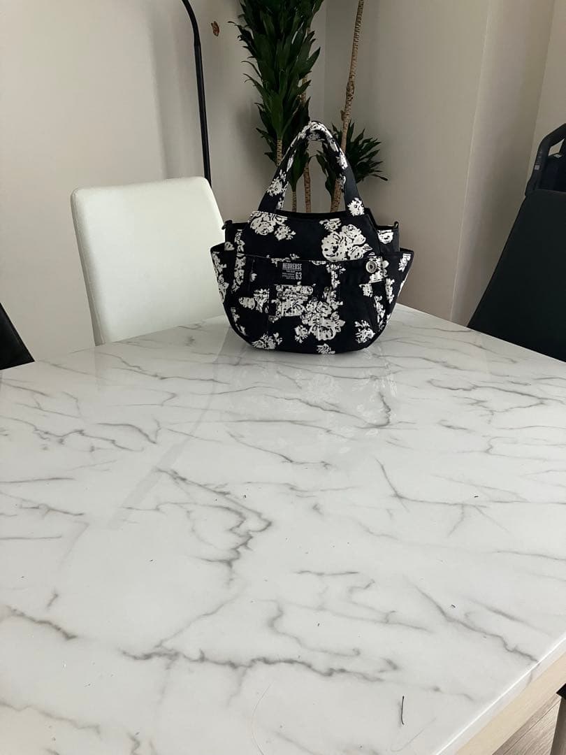 793 にさおり黒と白花柄デニムリメイクバック　ハンドメイド2点