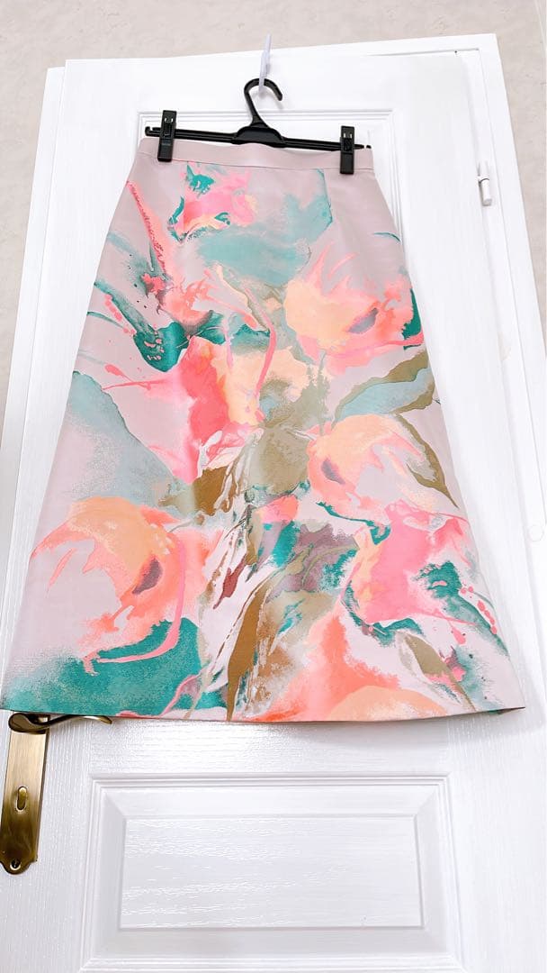 アート柄　ジャガードサテンスカー新品未使用