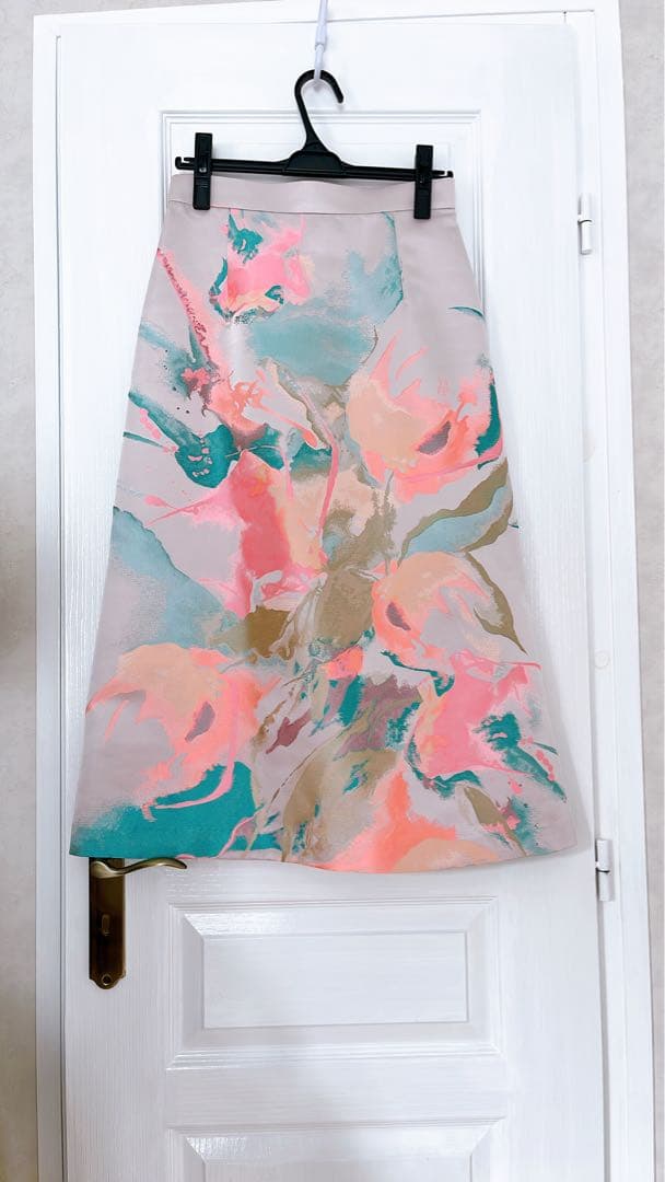 アート柄　ジャガードサテンスカー新品未使用