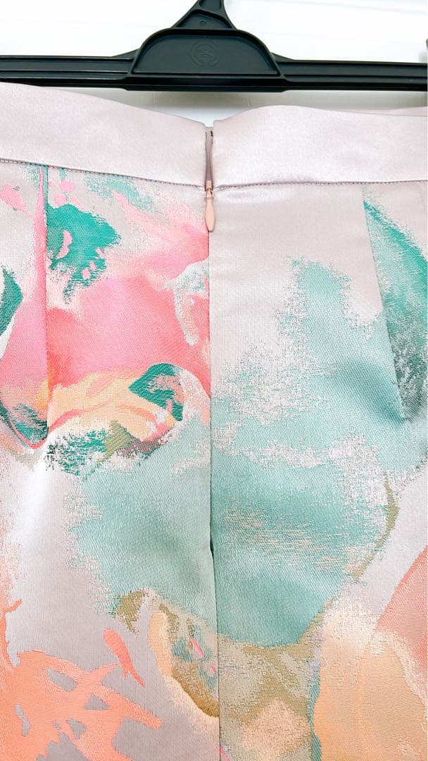 アート柄　ジャガードサテンスカー新品未使用