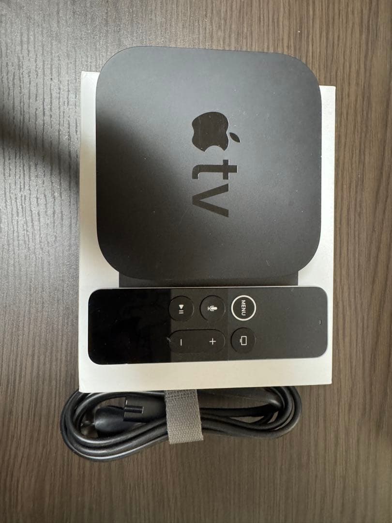 Apple TV 4K 64GB 本体とリモコン