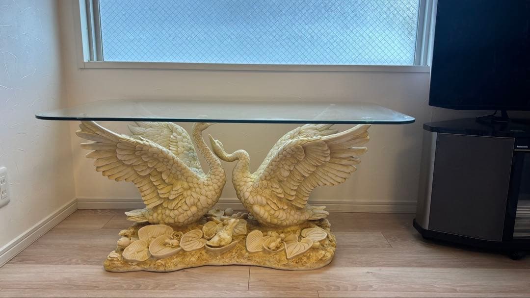 スワン彫刻のセンターテーブル