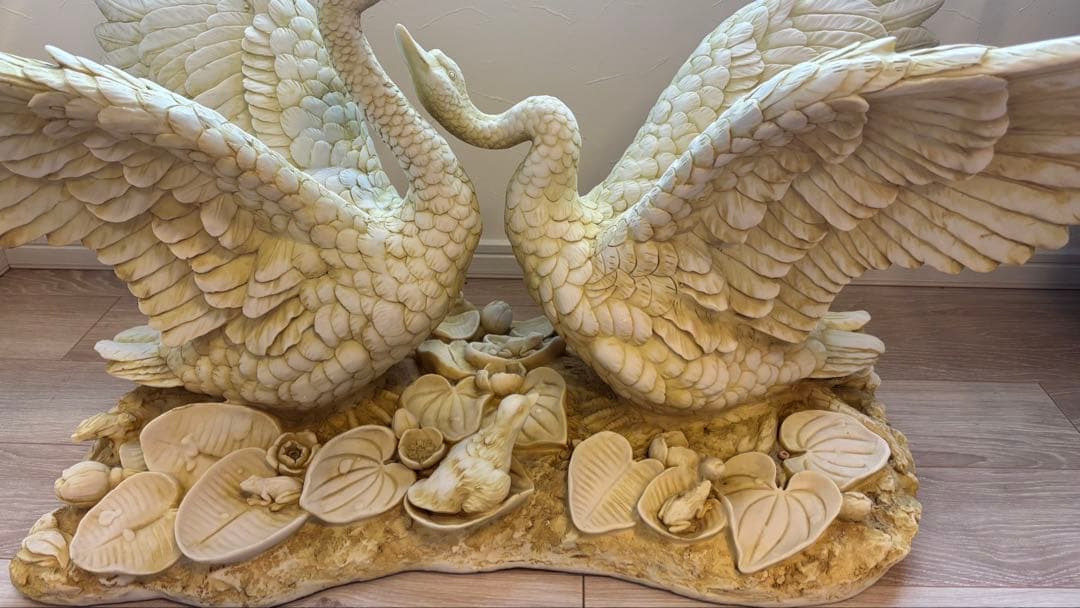 スワン彫刻のセンターテーブル