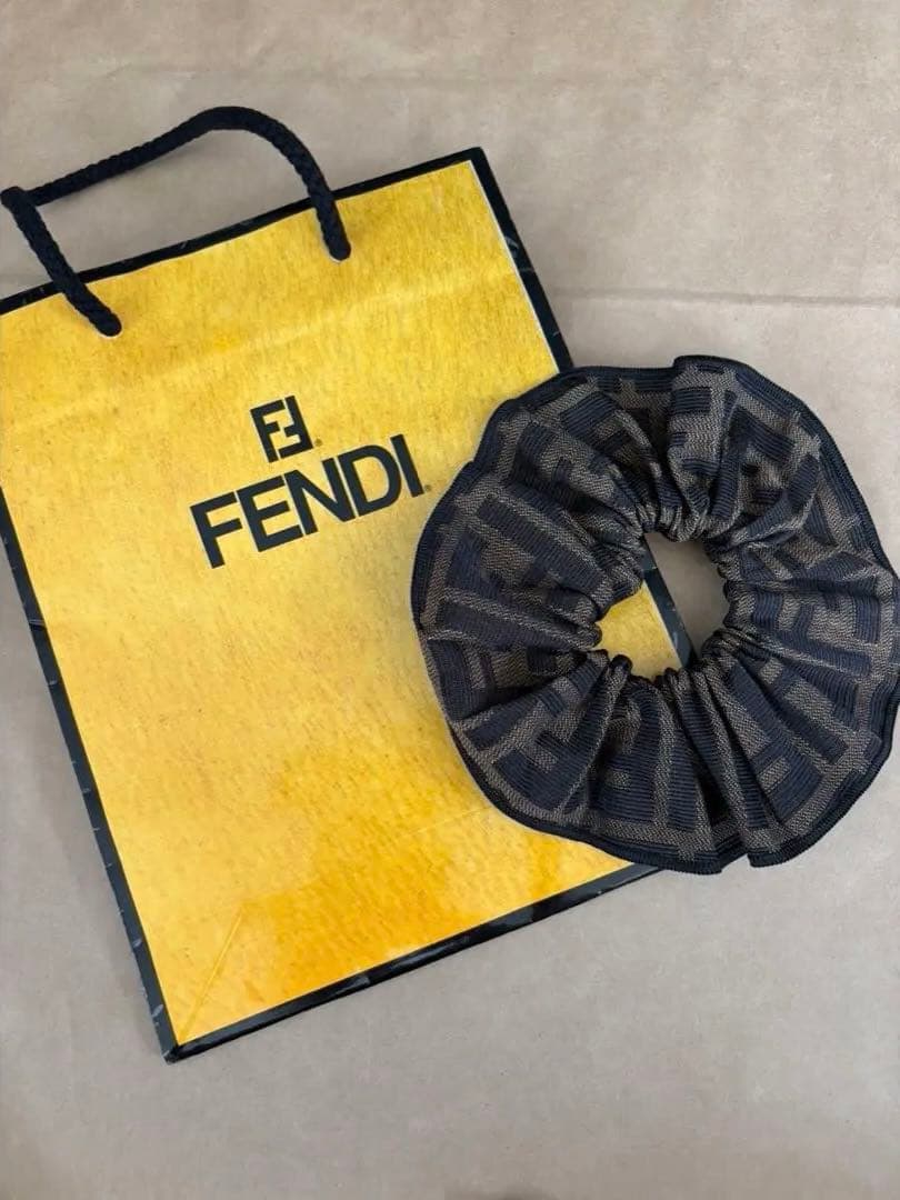 FENDI ロゴ入りシュシュ