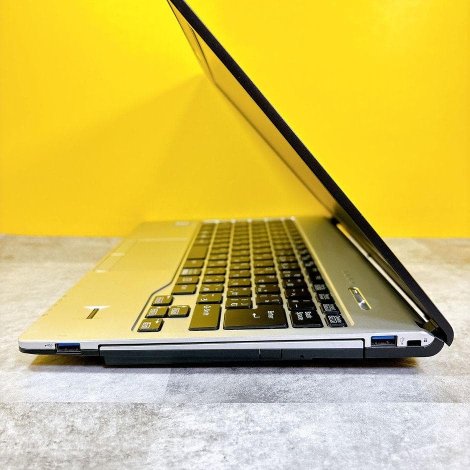 小型軽量❣ｉ5＆SSD搭載で快適✨カメラ付き フルHD 薄型 Windows11