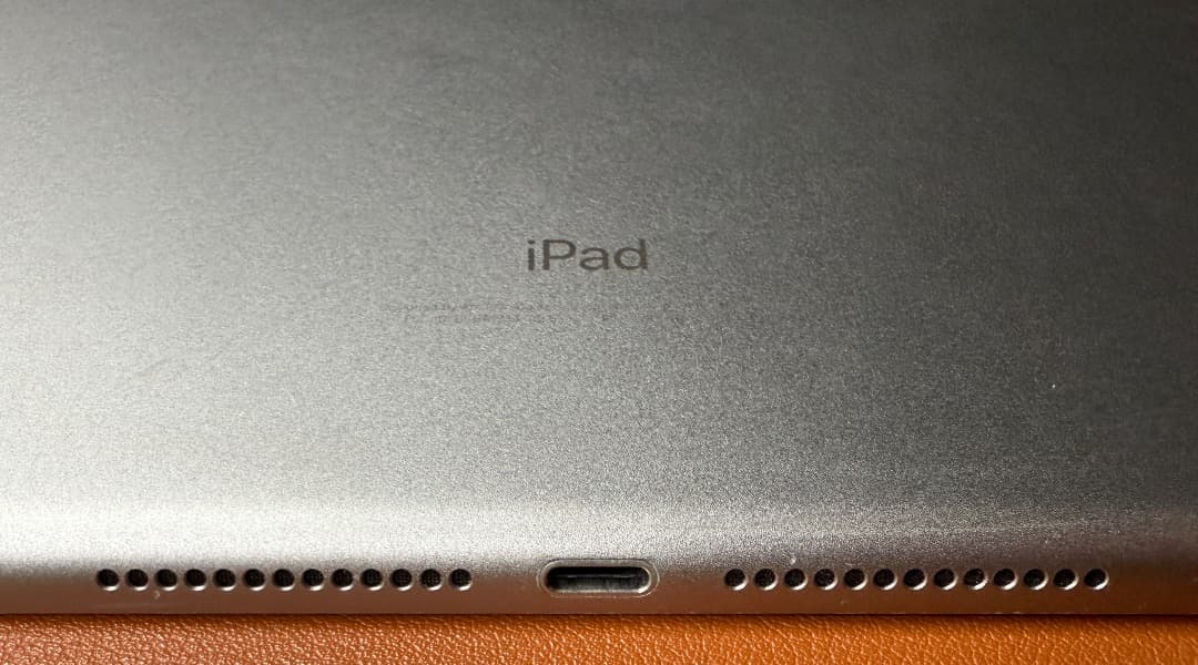 Apple iPad（第６世代）本体　32GB Wi-Fi+Cellular