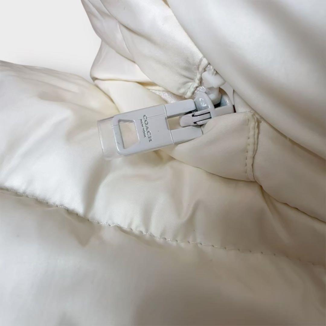 COACH コーチ ダウン ショート丈 ホワイト 総柄 ロゴ金具 M