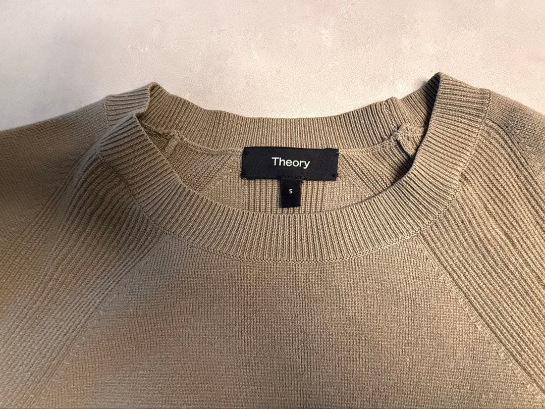 Theory カーキーニット