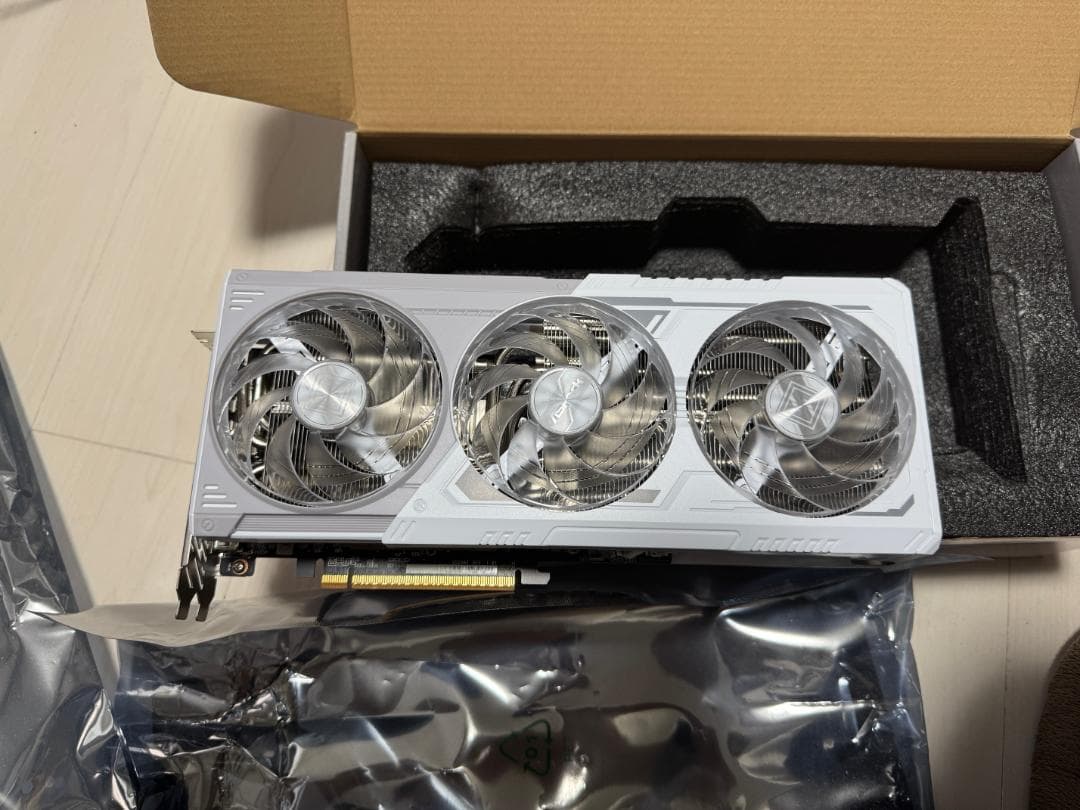 グラフィックボード・グラボ・ビデオカード ASRock Radeon RX9070 XT Steel Legend 16G