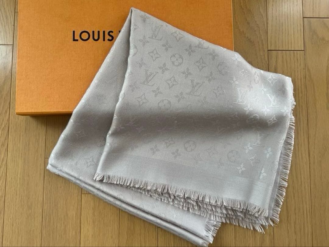 【美品】ルイヴィトン　モノグラム大判ストール　140✖️140 グレージュ
