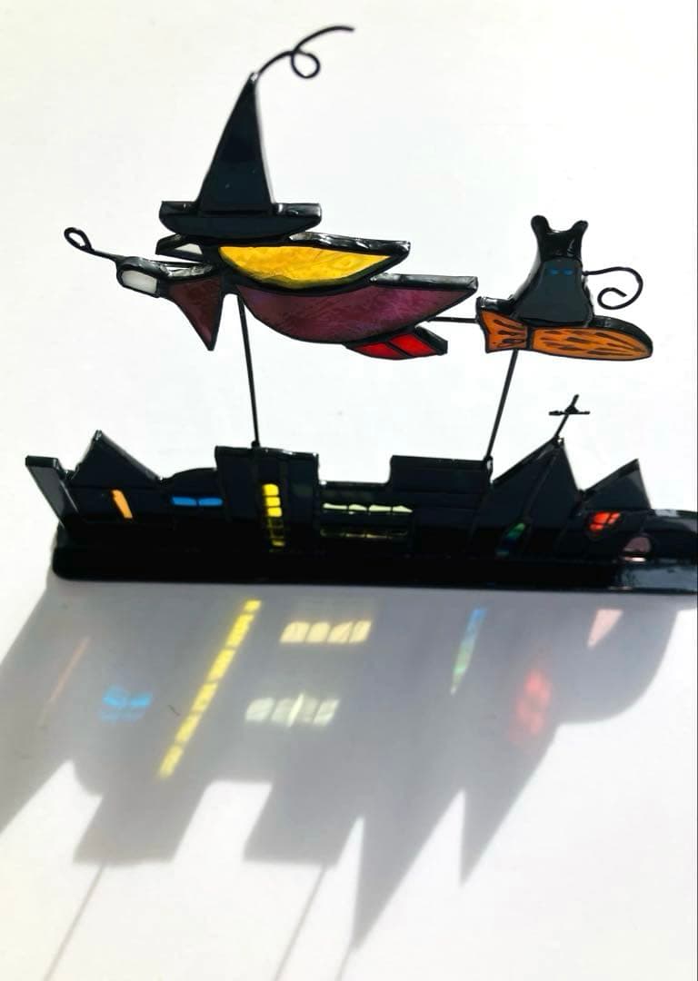 ステンドグラス　夜の街並みとサンタのおっとと…。