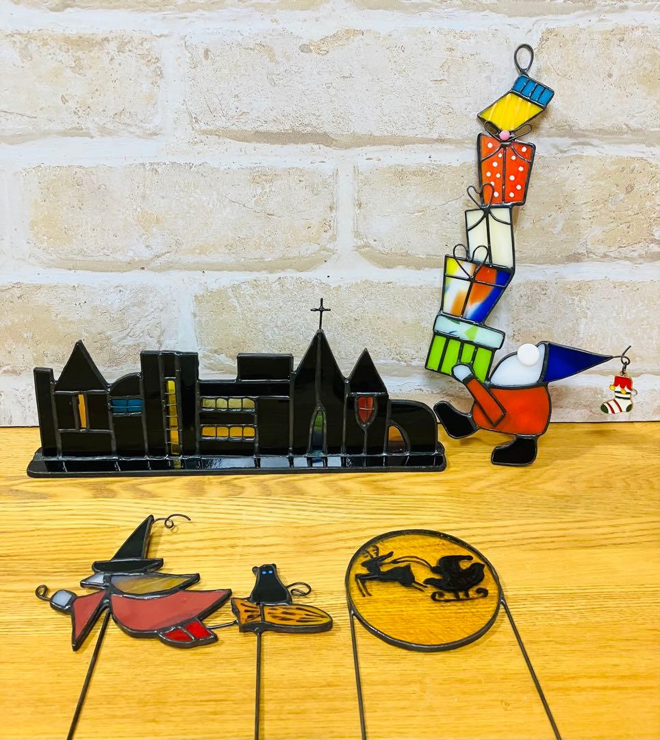 ステンドグラス　夜の街並みとサンタのおっとと…。