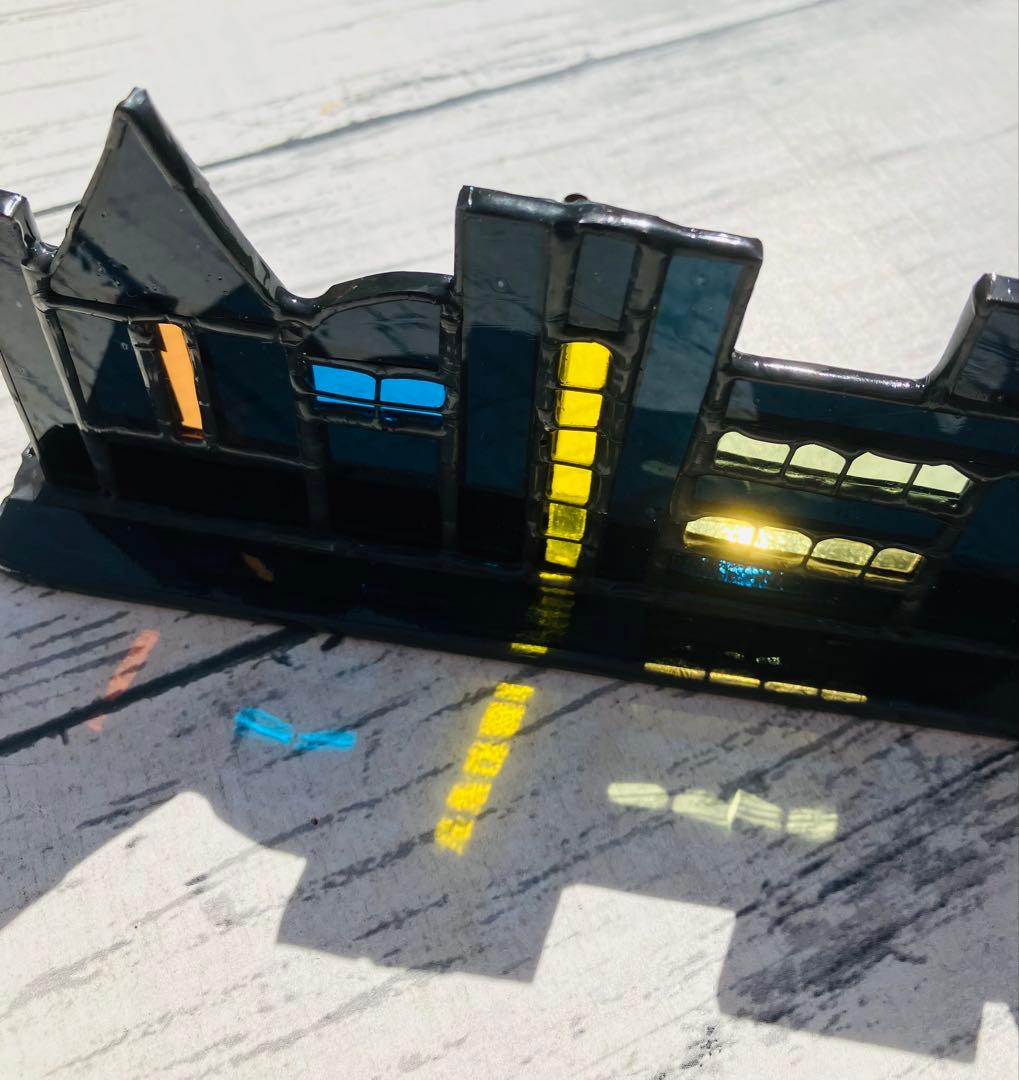 ステンドグラス　夜の街並みとサンタのおっとと…。