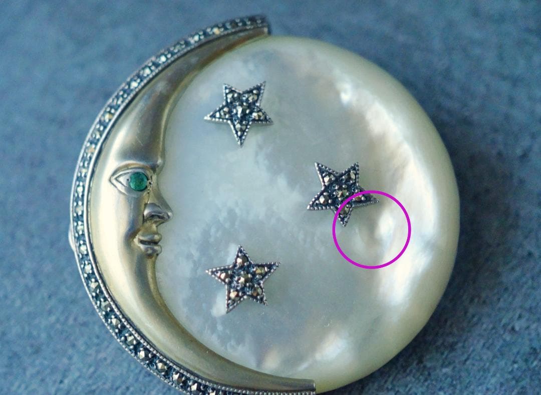 アメリカンヴィンテージ マザーオブパール エメラルドの瞳を持つ月 ブローチ 希少