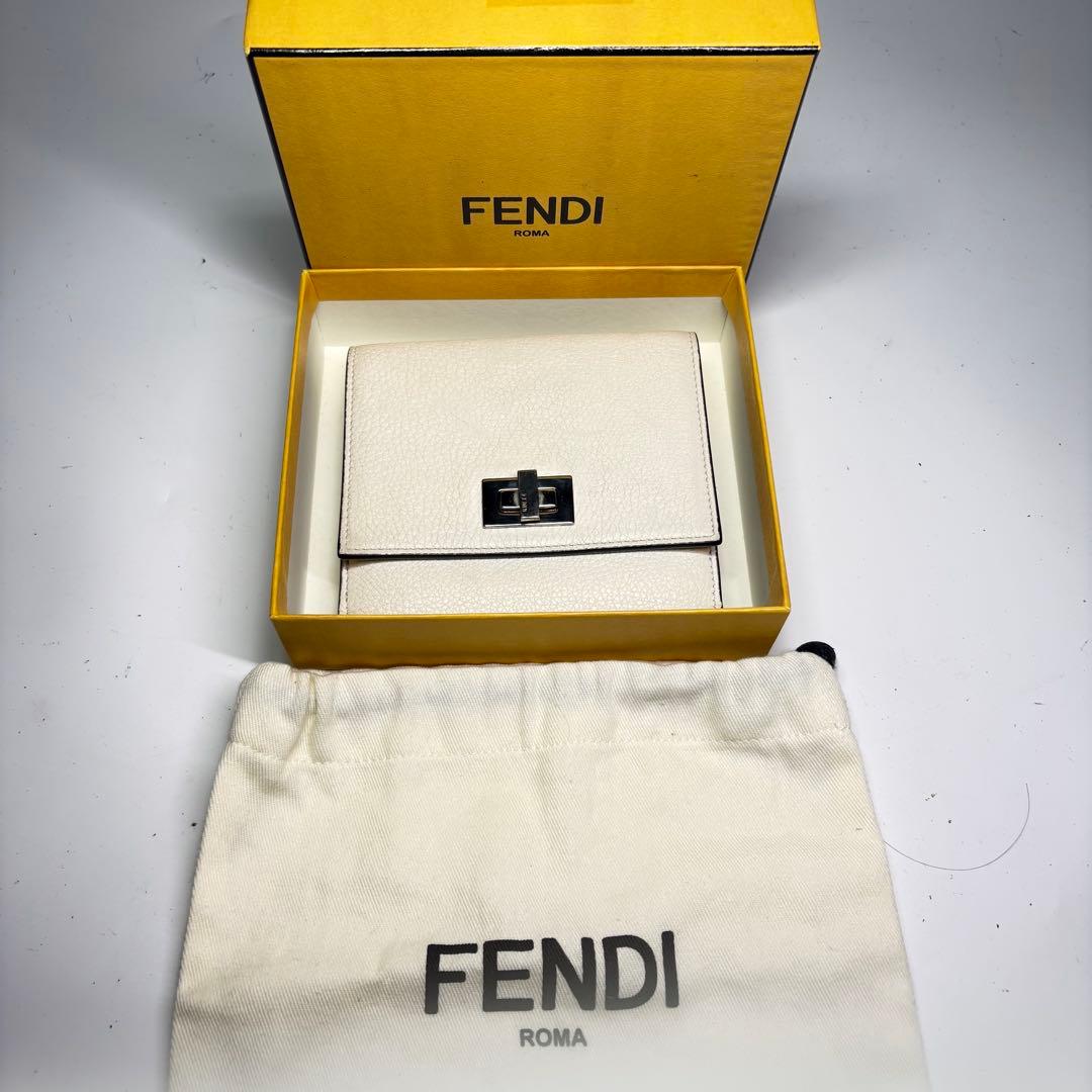 美品　フェンディ レザー ピーカブー セレリア　二つ折り財布　ホワイト